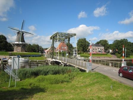 Café Restaurant Hammingh met de brug en molen in Garnwerd
